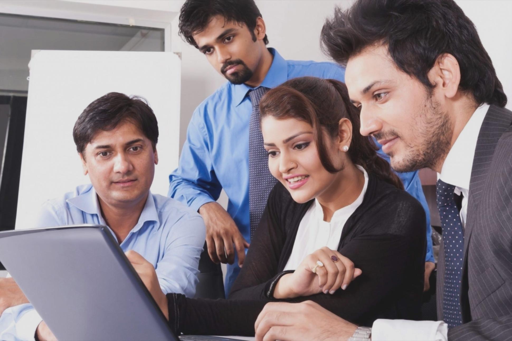 Equipo trabajando con modelos de analítica financiera predictiva en pantallas de datos