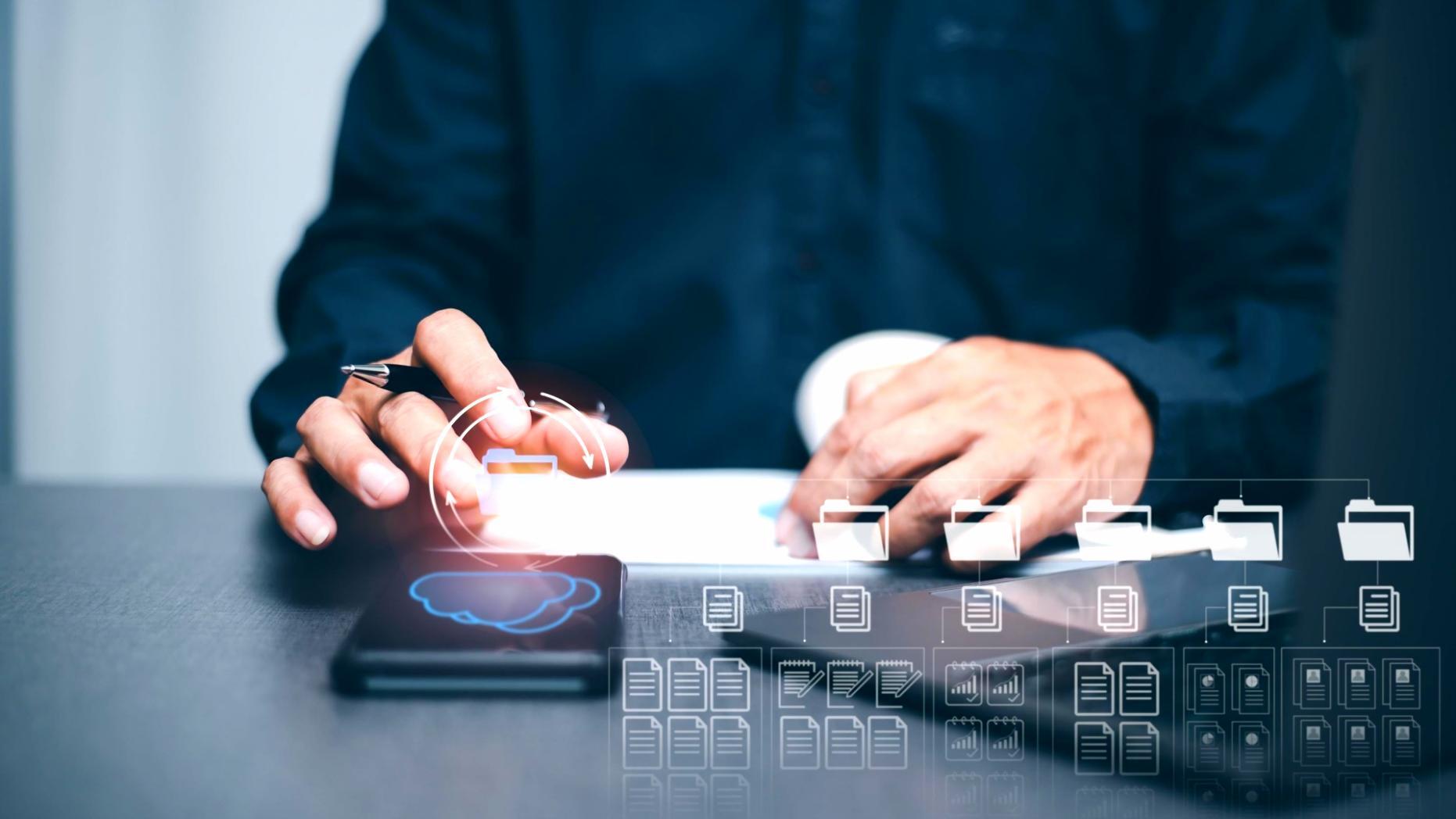 Analista de datos financieros en sesión colaborativa